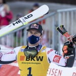 El ganador Alexis Pinturault vencedor de la carrera de slalom gigante masculino en la Copa del Mundo de Esquí Alpino de la FIS en Adelboden (Suiza) EFE/EPA/PETER SCHNEIDER