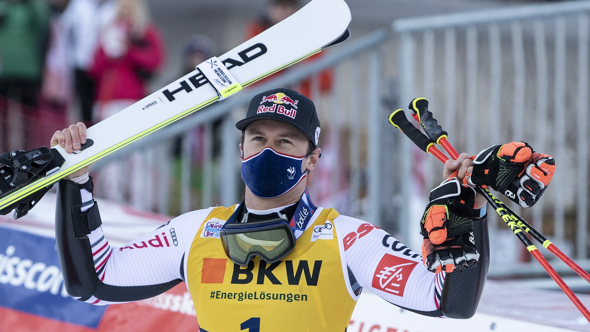El ganador Alexis Pinturault vencedor de la carrera de slalom gigante masculino en la Copa del Mundo de Esquí Alpino de la FIS en Adelboden (Suiza) EFE/EPA/PETER SCHNEIDER