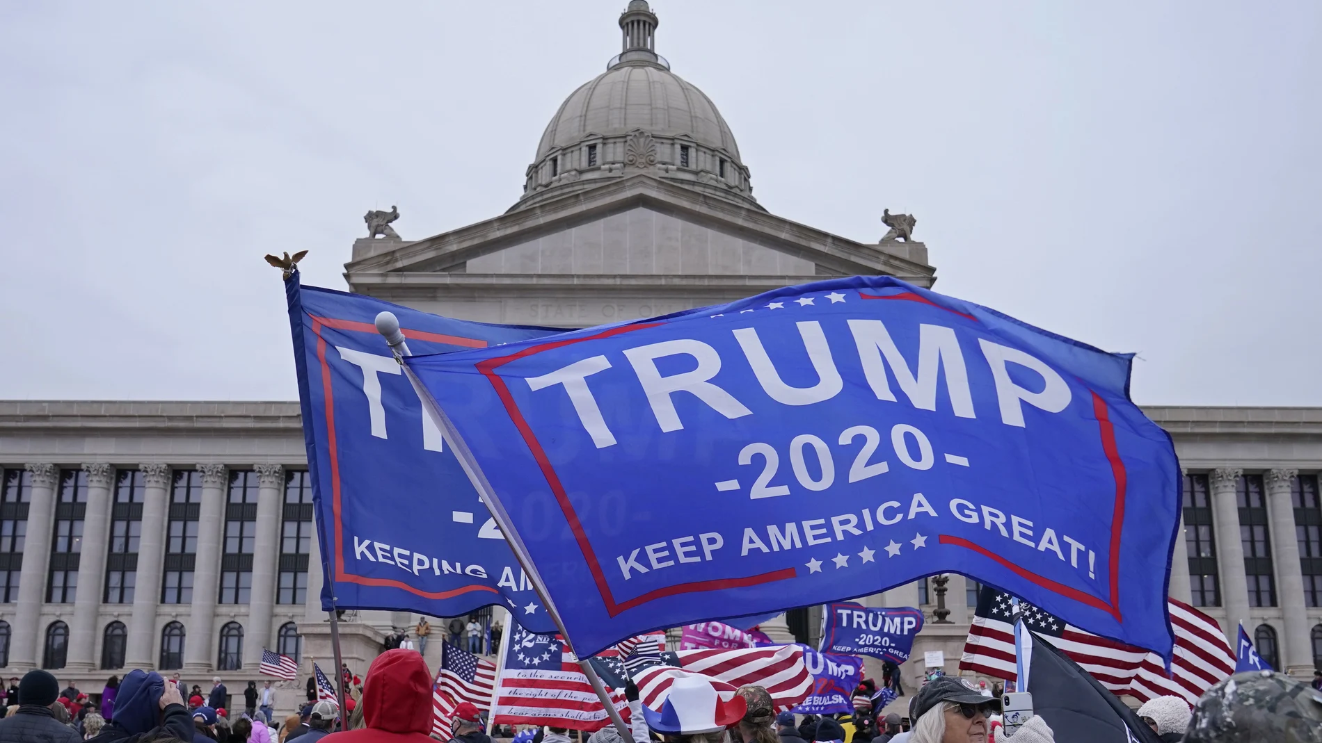 Seguidores del presidente Donald Trump se manifiestan en el Capitolio de la ciudad de Oklahoma