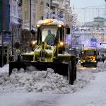 Un tractor quitanieves despeja la nieve de la calle Gran Vía ayer por la tarde.