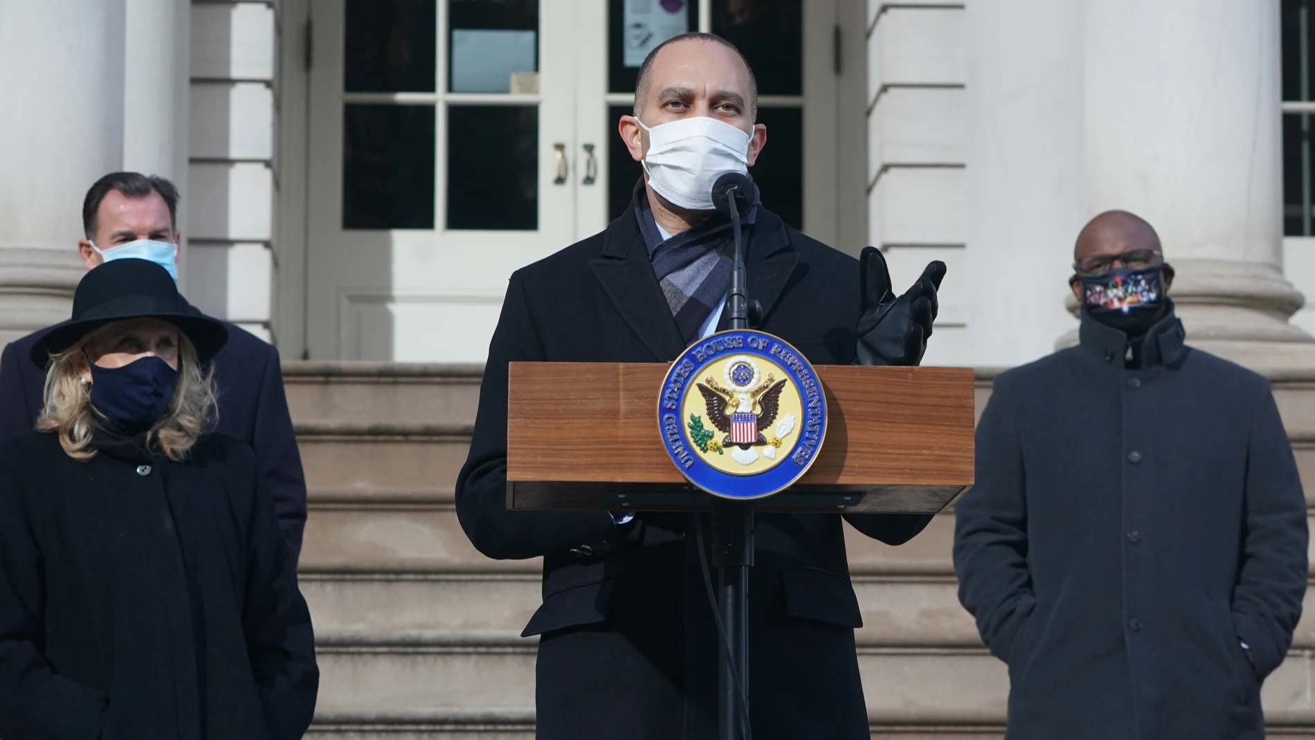 09 January 2021, US, New York: Hakeem Jeffries (C), US Congressman for the New York boroughs of Brooklyn and Queens, speaks at a press conference to call for the impeachment of US President Trump, on the steps of the City Hall. Photo: Bryan Smith/ZUMA Wire/dpa09/01/2021 ONLY FOR USE IN SPAIN