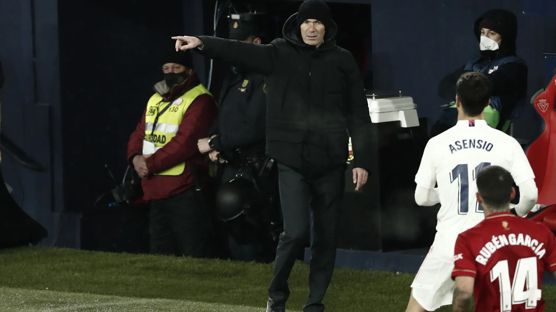 Zidane da instrucciones durante el Osasuna-Real Madrid en El Sadar