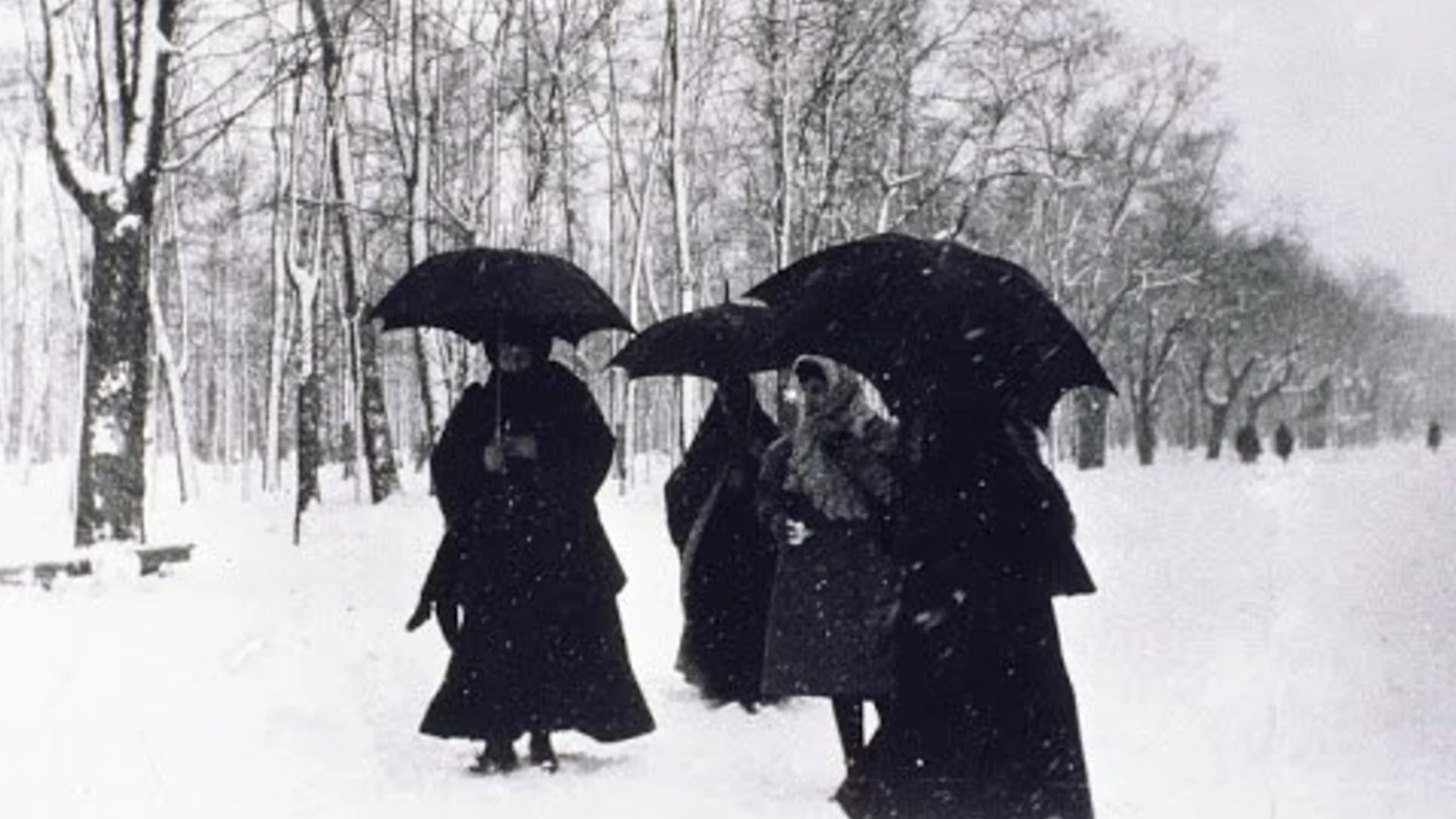 El parque de El Retiro, en Madrid, en un día de nevada de 1907