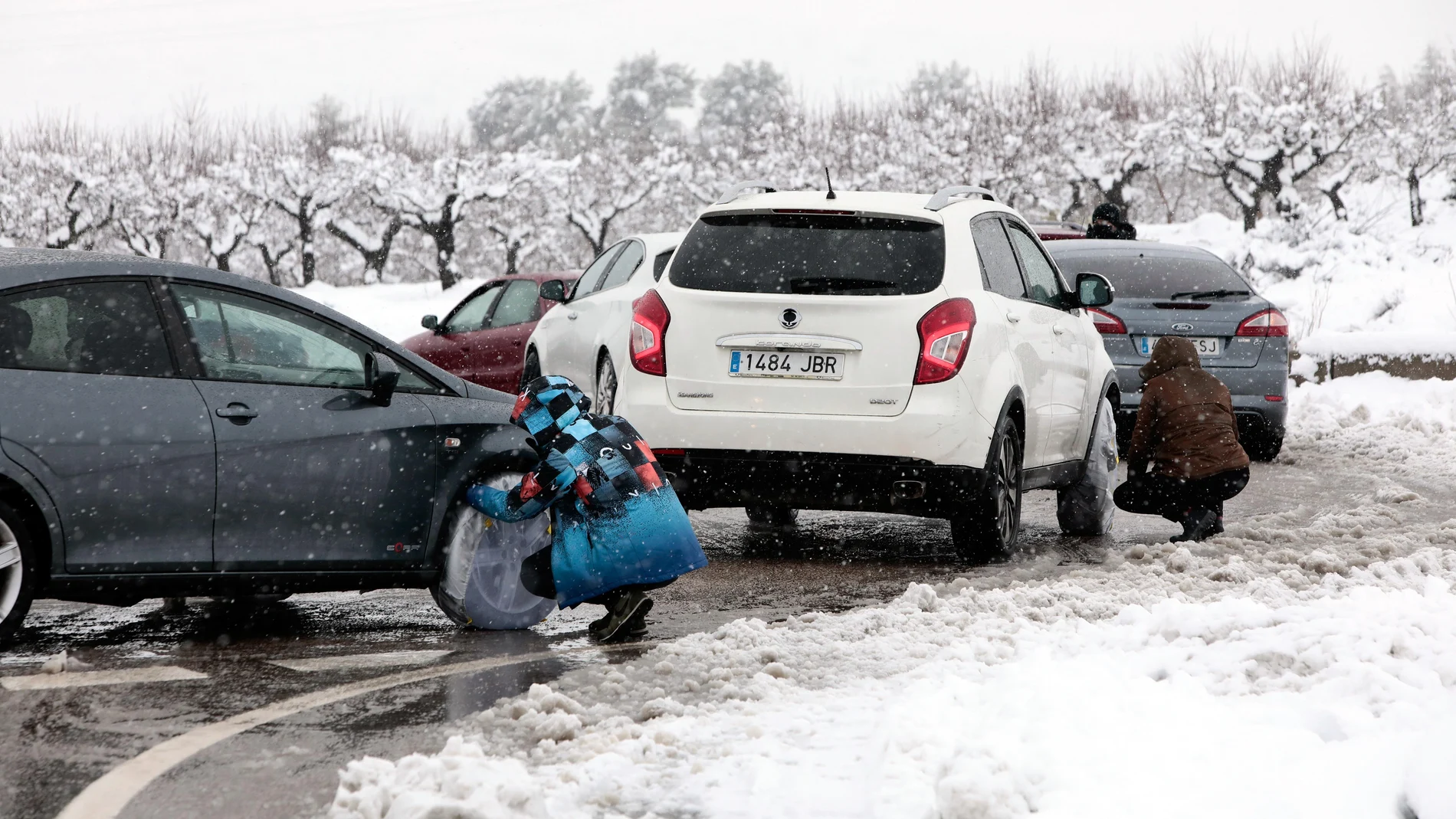 El temporal de nieve que afecta a buena parte de la Comunitat Valenciana ha provocado el corte carreteras