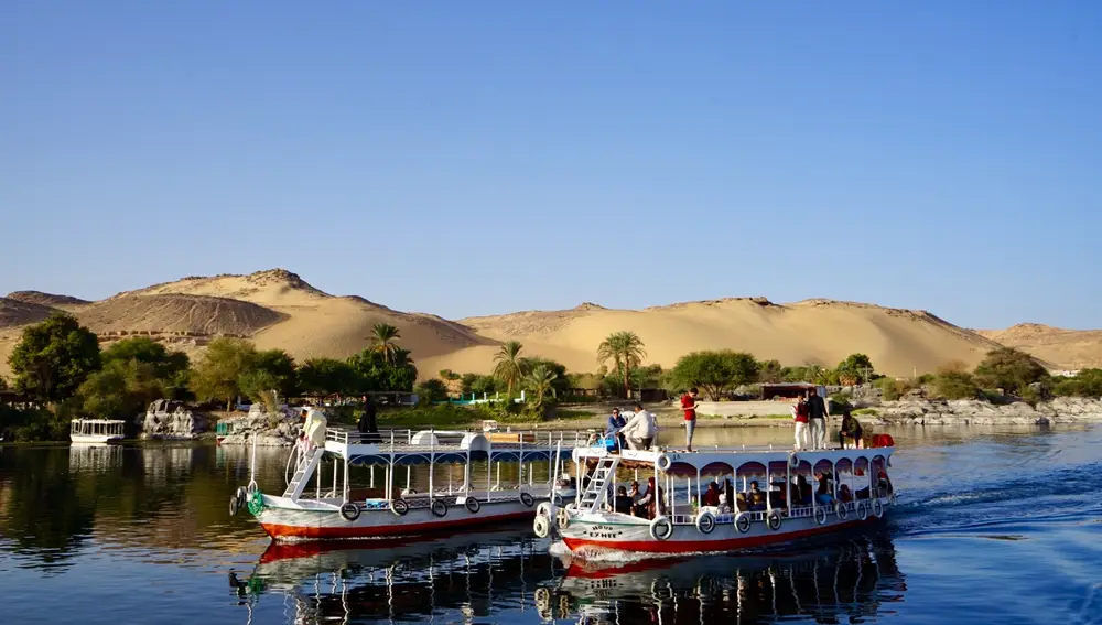 Barcas recorriendo el Nilo.