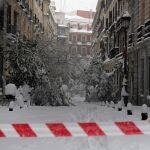 Vista de la calle Santa Catalina de Madrid, cubierta de nieve y ramas de áboles caídas tras el paso de la borrasca Filomena.