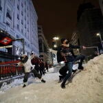 Guerra de bolas de nieve en la Gran Vía con la intervención de la policía municipal de Madrid.