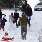 Niños y mayores disfrutan de la nieve en León