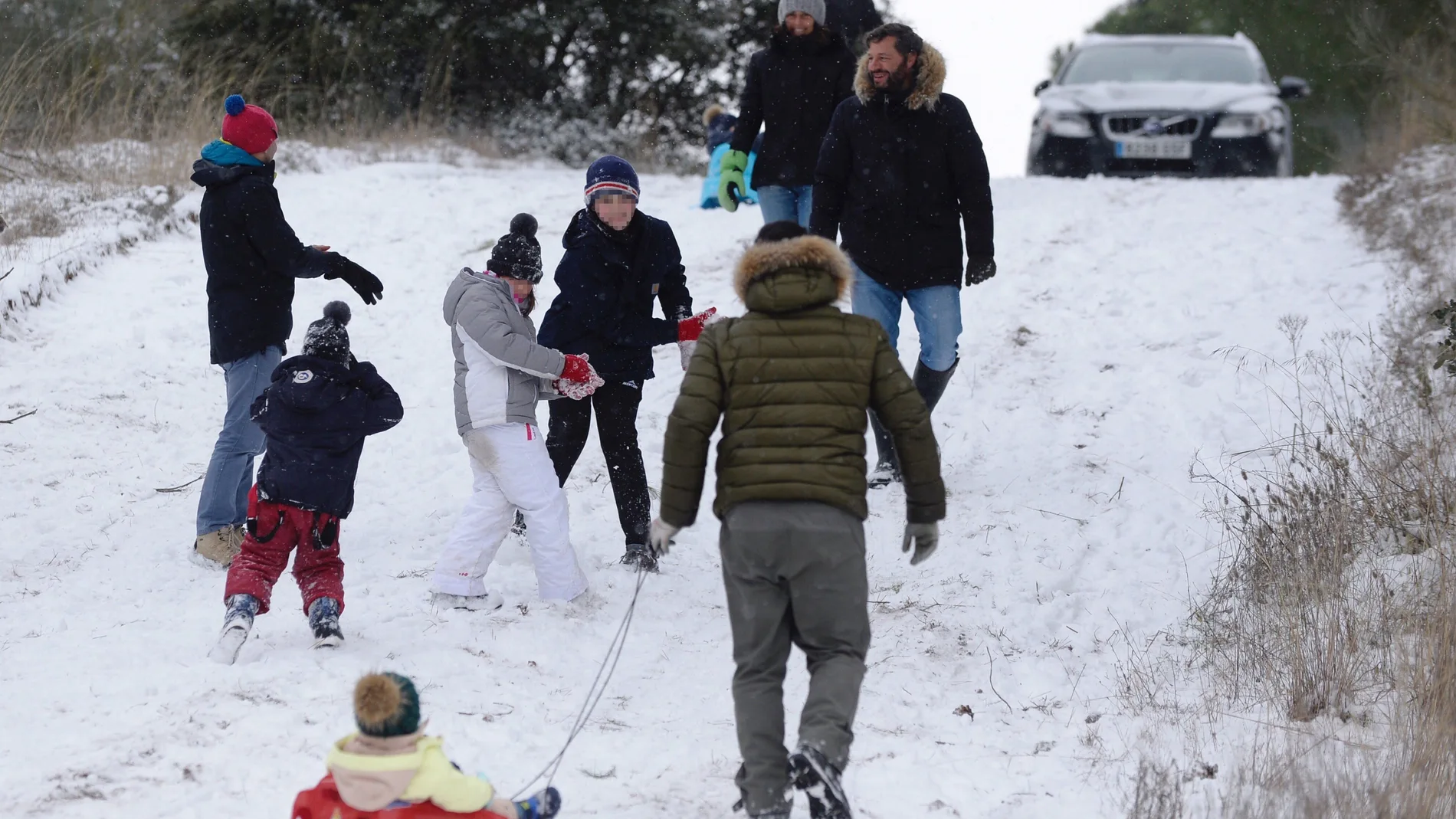 Niños y mayores disfrutan de la nieve en León