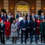 Foto del Gobierno antes de celebrar su primer Consejo de Ministros