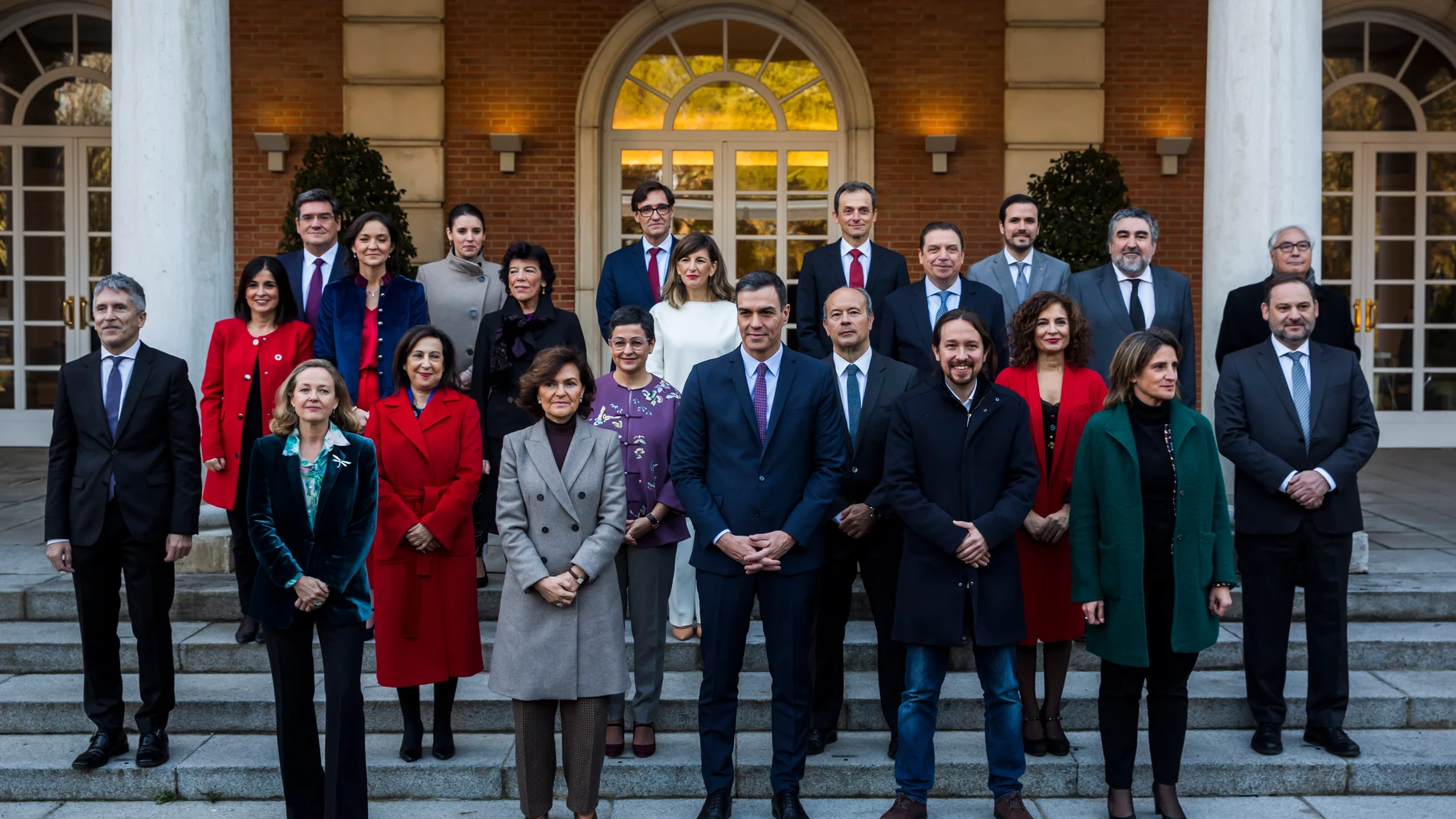 Foto del Gobierno antes de celebrar su primer Consejo de Ministros