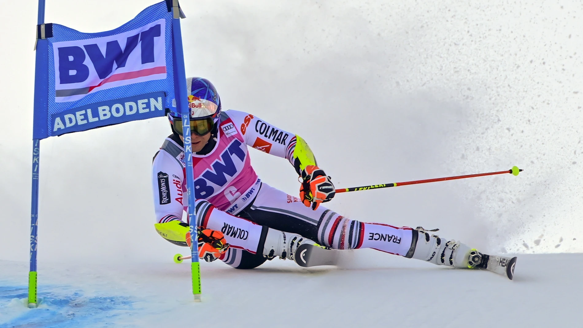 Adelboden (Suiza), 09/01/2021.- El francés Alexis Pinturault en acción durante la segunda prueba de la carrera de slalom gigante masculino de la Copa del Mundo de Esquí Alpino de la FIS en Adelboden (Suiza). EFE/EPA/JEAN-CHRISTOPHE BOTT