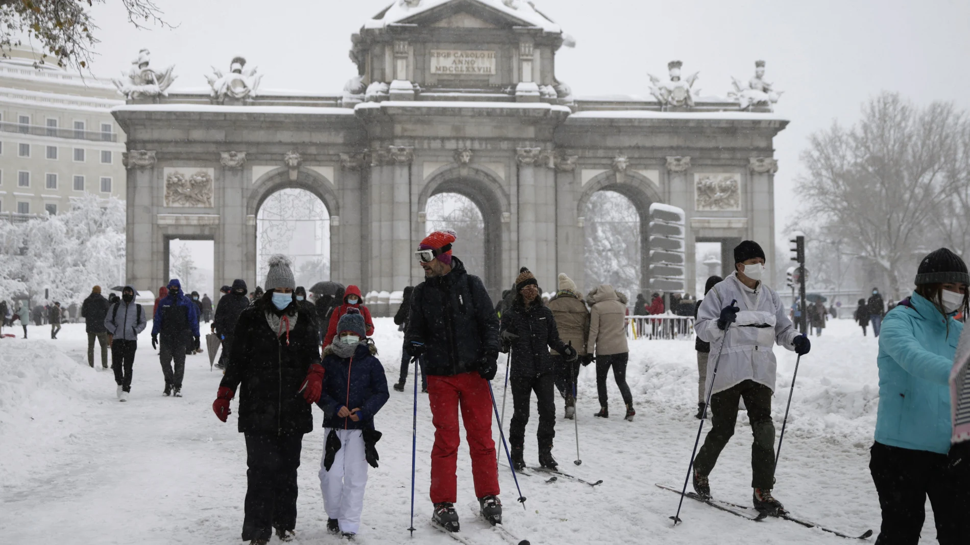Esquiadores en la Puerta de Alcalá