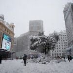 Varias personas caminan por la Plaza de Callao en Madrid