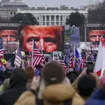 Trump en las pantallas colocadas durante su mitin en Washington antes del asalto al Capitolio.