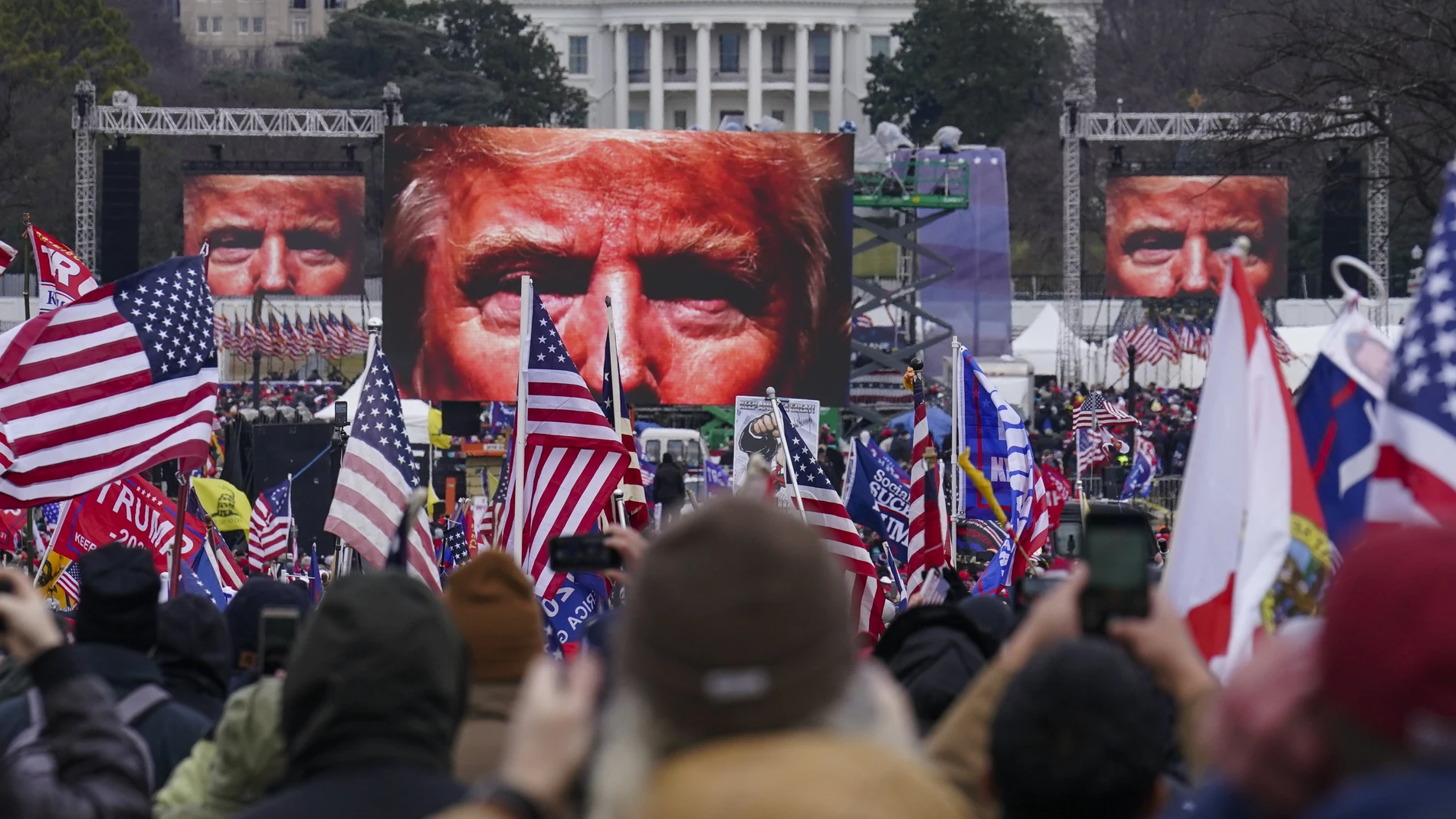 Trump en las pantallas colocadas durante su mitin en Washington antes del asalto al Capitolio.