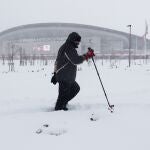 Una persona con esquíes en las inmediaciones del Wanda Metropolitano