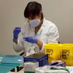 Una enfermera del Hospital Clinic de Barcelona prepara una dosis de la vacuna Pfizer BioNTech este domingo, en el que el centro sanitario ha continuado con la vacunación de sus trabajadores sanitarios contra la Covid-19.