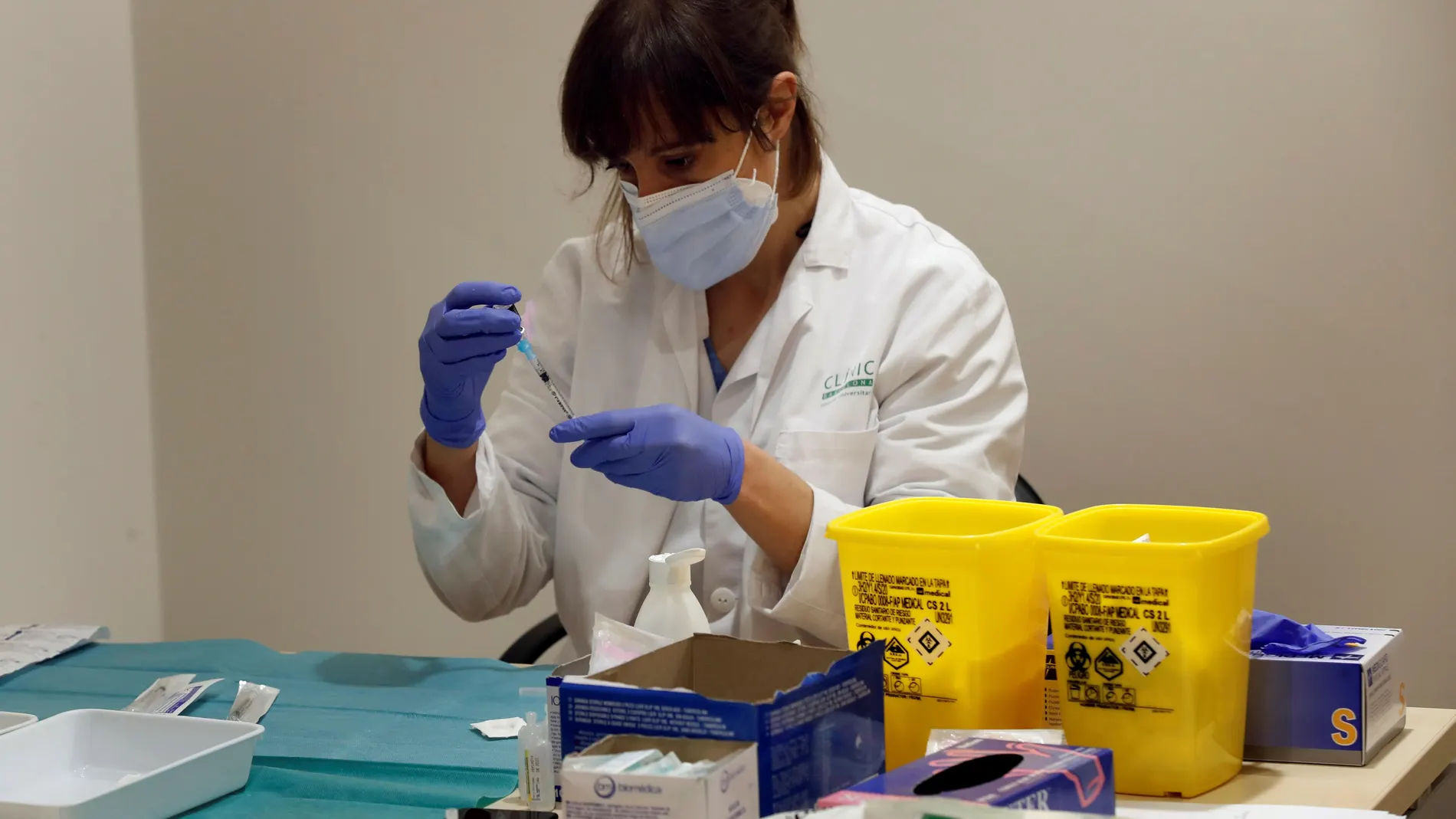 Una enfermera del Hospital Clinic de Barcelona prepara una dosis de la vacuna Pfizer BioNTech este domingo, en el que el centro sanitario ha continuado con la vacunación de sus trabajadores sanitarios contra la Covid-19.