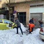El presidente del PP, Pablo Casado, retira nieve de la acera, en Madrid (España) a 10 de enero de 2020.PP10/01/2021