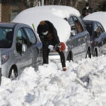 Un vecino inspecciona su coche dos días después de la nevada