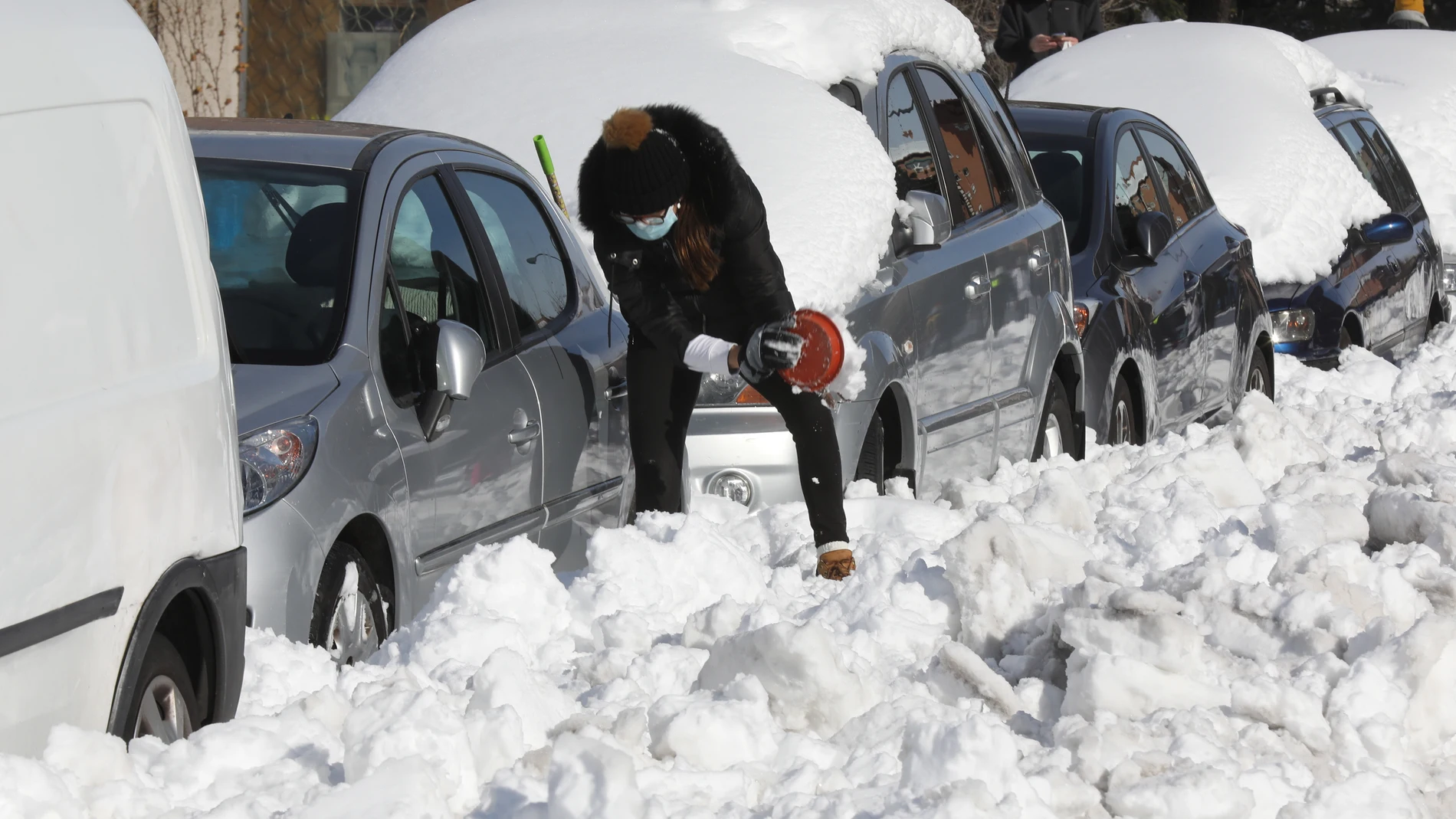 Un vecino inspecciona su coche dos días después de la nevada