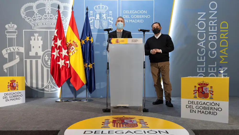 MADRID, 10/01/2021.- Los ministros del Interior, Fernando Grande-Marlaska, y Transportes, Movilidad y Agenda Urbana, José Luis Ábalos, durante la rueda de prensa, este domingo, en la Delegación del Gobierno en Madrid.- EFE/Rodrigo Jiménez