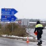 Controles de carretera por las nevadas en la localidad de Alfes, Lleida, este domingo