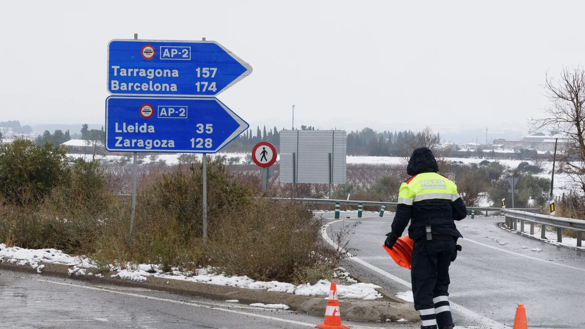 Controles de carretera por las nevadas en la localidad de Alfes, Lleida, este domingo