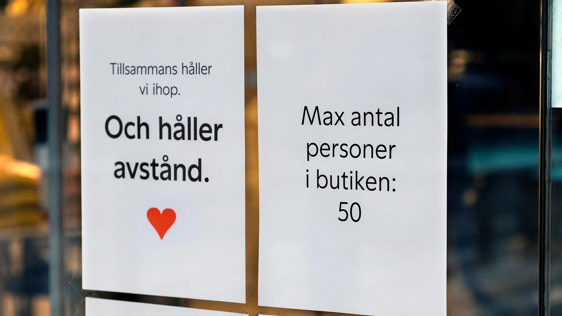 Un escaparate de una tienda de Estocolmo insta a mantener la distancia y limita el aforo a 50 clientes