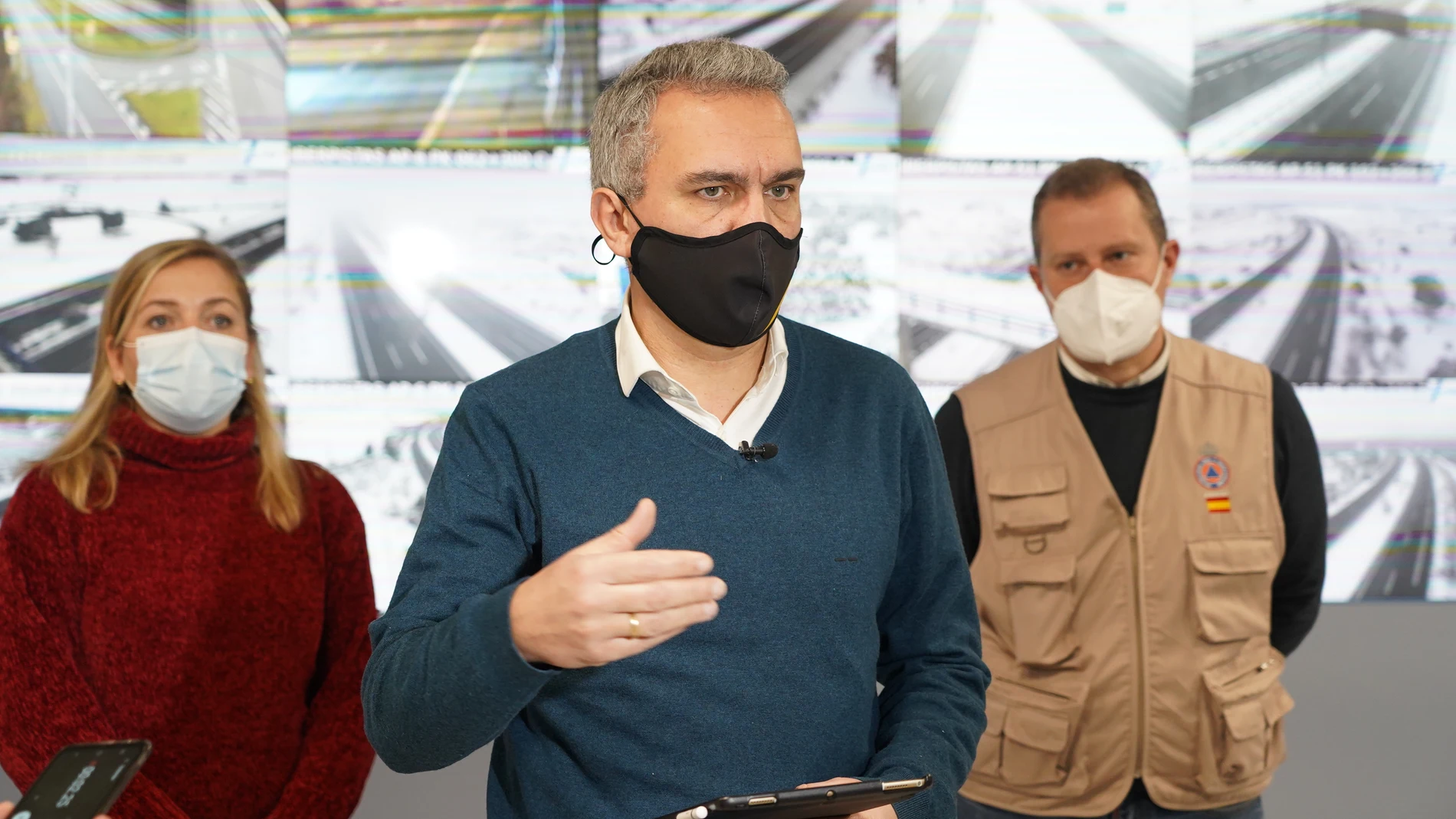 El delegado del Gobierno, Javier Izquierdo, informa del dispositivo actual y del estado de las carreteras