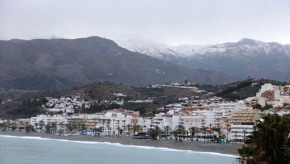 La nieve ha llegado al municipio de Almuñécar, en Granada