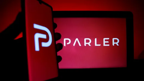 Parler no se rinde y vuelve a estar activa después de que Amazon la expulsara de su servidor