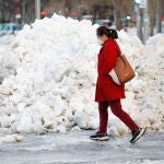 Nieve acumulada en las calles de Madrid tras las labores de limpieza para habilitar el tránsito normal de coches y personas
