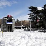 Vista de la salida de metro de Ciudad Universitaria cubierta de nieve este lunes