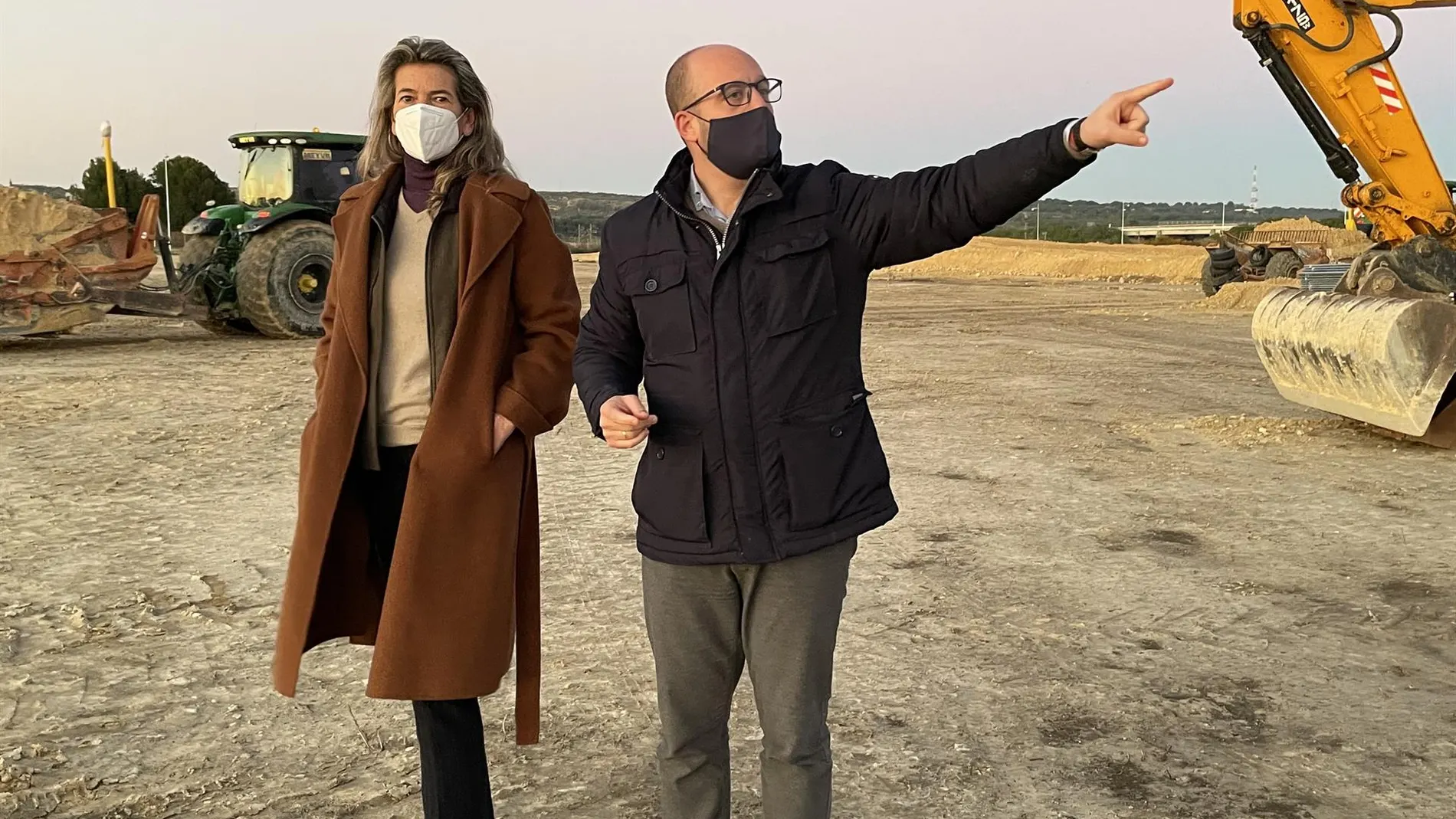 El alcalde de El Puerto (Cádiz), Germán Beardo, visita los terrenos que acogerán la planta logística de Amazon