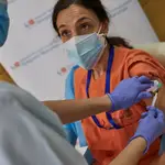 Una enfermera vacuna a una sanitaria contra el coronavirus en el Hospital Gregorio Marañón de Madrid