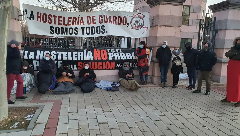 Protesta de hosteleros de Palencia, Salamanca y Valladolid frente a las puertas de la Junta de Castilla y León.CEDIDA POR HOSTELEROS DE GUARDO11/01/2021