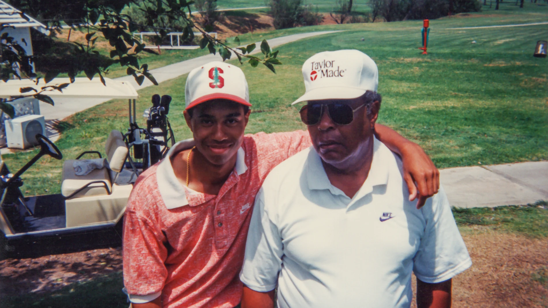 Tiger abraza sonriente a la figura más relevante de su vida, su padre, Earl Woods