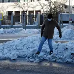 Una persona caminando entre la nieve en Madrid