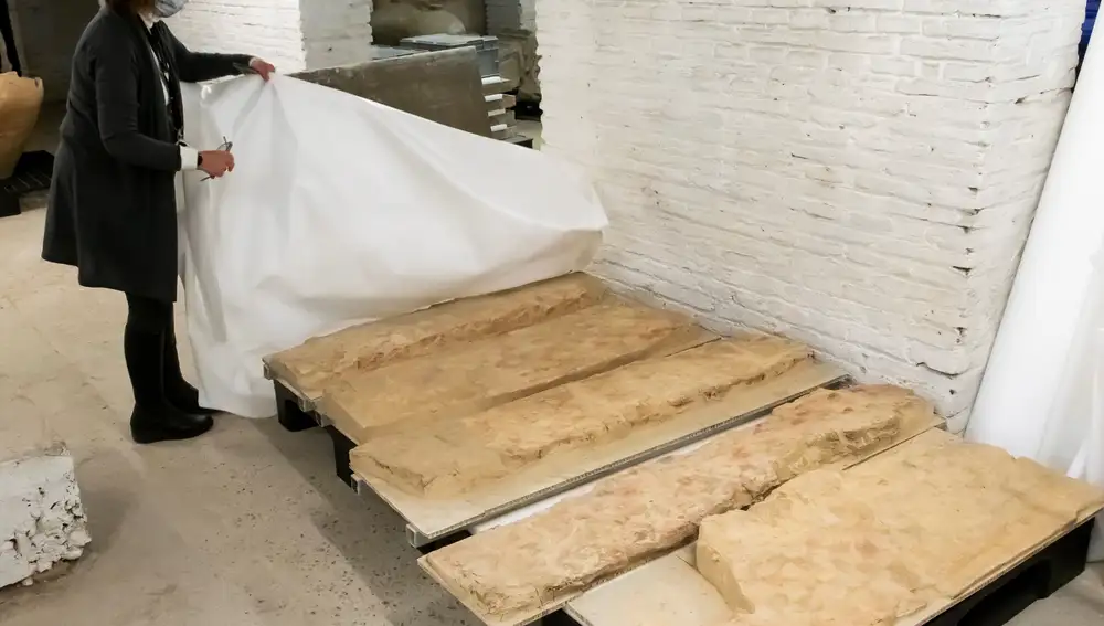 Una técnico cubre el suelo de terracota del santuario de El Carambolo, piezas que nunca han sido expuestas y que se encuentran en el Museo Arqueológico de Sevilla.