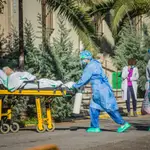 Sanitarios trasladan en camilla a un enfermo de Covid-19 al Hospital Virgen de la Montaña de Cáceres, Extremadura (España)