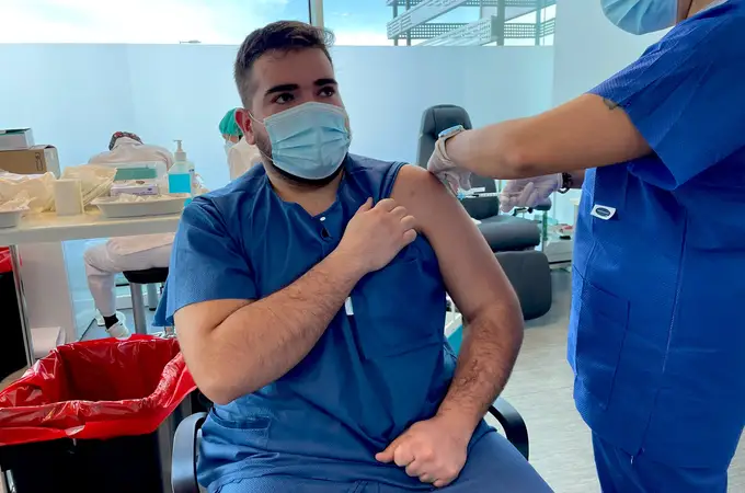 Vacunado contra la Covid mientras permanecía atrapado en el hospital