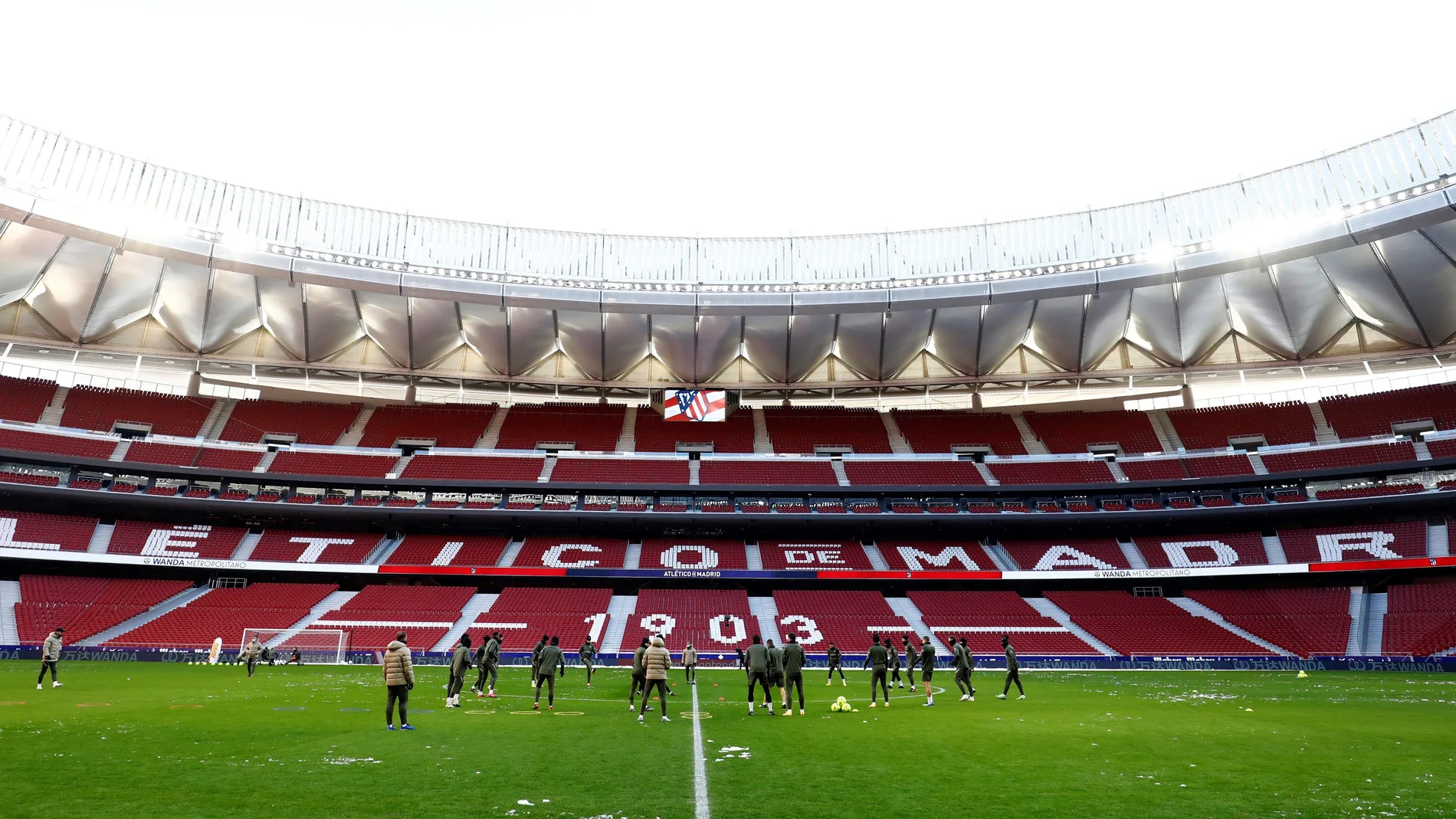 El Atlético se entrenó el lunes en un Wanda Metropolitano con el césped rodeado de nieve.