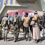 Miembros armados del movimiento hutí visitan la tumba del alto funcionario hutí Saleh al-Sammad en la plaza al-Sabeen en Sana, Yemen hoy
