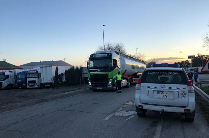 Camiones embolsados en una zona de la A-4, a su paso por la provincia de Jaén, debido a los efectos de la borrasca Filomena