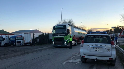 Camiones embolsados en una zona de la A-4, a su paso por la provincia de Jaén, debido a los efectos de la borrasca Filomena