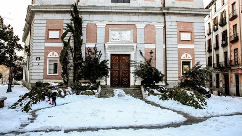 Aspecto que presenta este lunes la Plaza de Santiago en Madrid, con varios árboles caídos