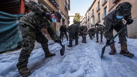 La Unidad Militar de Emergencias (UME) y la Brigada Paracaidista (BRIPAC) del Ejército de Tierra, desplegados para efectuar trabajos de limpieza y conexión de vías