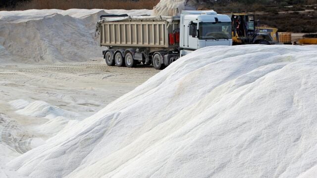 Las salinas de Torrevieja, que son la mayor explotación salinera de España